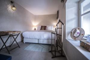 Voodi või voodid majutusasutuse Dar Mayshad Riad - Luxurious Boutique Hotel in the Medina toas