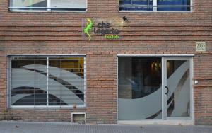 a store with a green lizard on the side of a brick building at Che Lagarto Hostel Montevideo in Montevideo