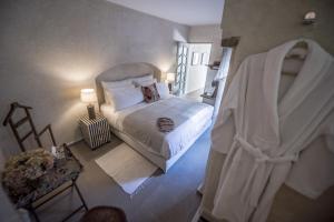 Voodi või voodid majutusasutuse Dar Mayshad Riad - Luxurious Boutique Hotel in the Medina toas