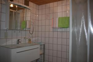 Haus Alpina في Häselgehr: حمام مع حوض ومرآة