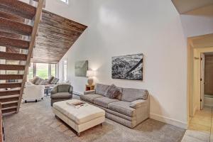 ein Wohnzimmer mit einem Sofa und einem Stuhl in der Unterkunft Fp304 Foxpine Inn Condo in Copper Mountain