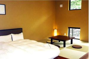 Postel nebo postele na pokoji v ubytování Karuizawa Hotel Longing House