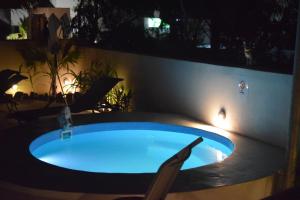 Bazen v nastanitvi oz. blizu nastanitve Sun Springs Suites