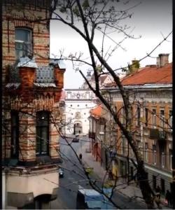 vistas a una calle de la ciudad con edificios en Prie Miesto Vartų en Vilna