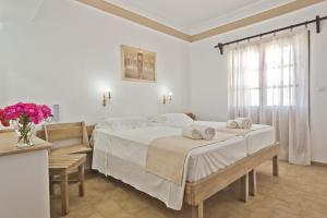 En eller flere senge i et værelse på Philoxenia Apartments + 5 billeder