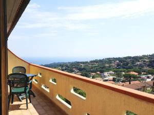 um pátio com uma mesa e cadeiras numa varanda em Casa Leoni Capoliveri Isola d'Elba em Capoliveri