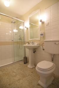 e bagno con servizi igienici, lavandino e doccia. di Janez Rooms a Lubiana