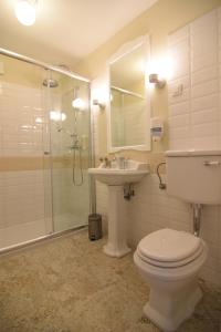 Koupelna v ubytování Janez Rooms + 21 fotografií