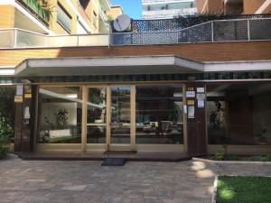 een gebouw met glazen deuren ervoor bij B&B Roma in Rome