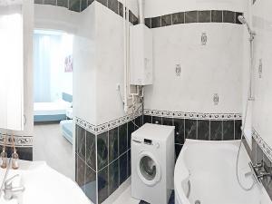 ブダペストにあるAkacfa 36 Budapest 91 mt 3 bedroom District 7のバスルーム(トイレ、洗濯機付)