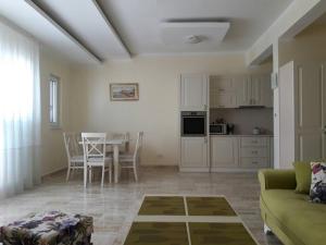 Kuchyň nebo kuchyňský kout v ubytování Apartments Lux Life