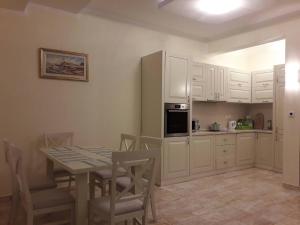 Kuchyň nebo kuchyňský kout v ubytování Apartments Lux Life