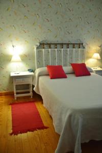 Postel nebo postele na pokoji v ubytování Hospedium Hostal Almanzor