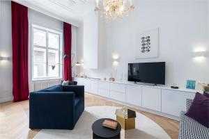 Televízia a/alebo spoločenská miestnosť v ubytovaní Erkel Boutique Apartment–Chic flat by Market Hall