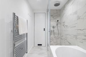A bathroom at Erkel Boutique Apartment–Chic flat by Market Hall