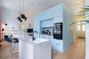 Kuchyňa alebo kuchynka v ubytovaní Erkel Boutique Apartment–Chic flat by Market Hall
