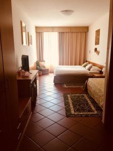 een hotelkamer met 2 bedden en een televisie bij Locanda Chiocciola in Quero