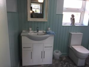 KeshにあるMill Cottagesのバスルーム(洗面台、トイレ、鏡付)
