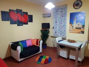 ein Wohnzimmer mit einem Sofa und einem Tisch in der Unterkunft Centralhouse in Spoleto