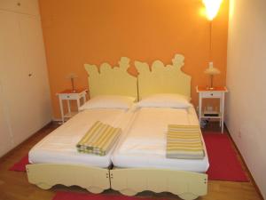 2 camas individuales en una habitación con 2 lámparas en Residenza Motta en Locarno