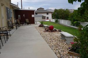 a backyard with a walkway and a yard with chairs at Bybee's Steppingstone Motel in Tropic