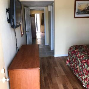 En eller flere senger på et rom på Country Host Inn