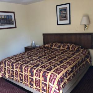 Country Host Inn tesisinde bir odada yatak veya yataklar