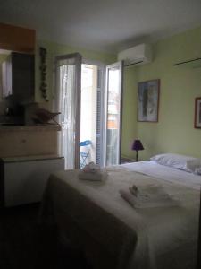 - une chambre avec un grand lit et une fenêtre dans l'établissement Appartamento in rue Halevy, à Nice