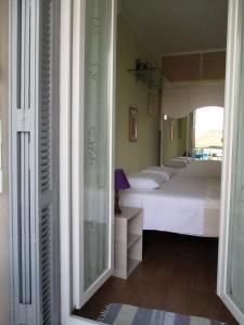 sypialnia z dużym łóżkiem i oknem w obiekcie Appartamento in rue Halevy w Nicei