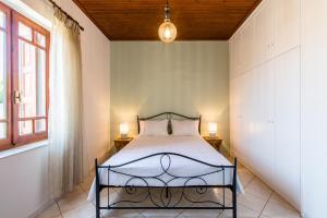 A bed or beds in a room at Femina