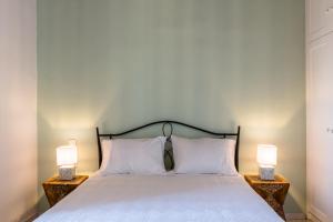 A bed or beds in a room at Femina