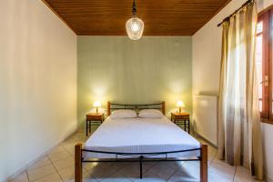 A bed or beds in a room at Femina