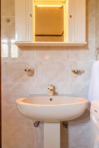 A bathroom at Femina