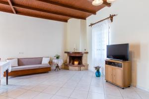A television and/or entertainment centre at Femina