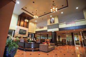 - un hall d'un hôtel avec des canapés et des chaises dans l'établissement Kwanruen Resort, à Nakhon Ratchasima