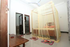 une chambre avec un lit recouvert d'une moustiquaire dans l'établissement Global Lake Villa Hikkaduwa, à Hikkaduwa 17 autres photos
