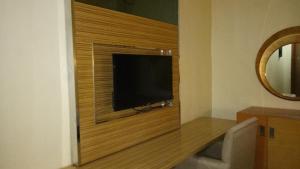 Habitación con TV de pantalla plana en la pared en Jeamco Royal Hotel-Cotabato en Cotabato