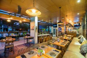 Restaurace v ubytování Zest Legian by Swiss-Belhotel International