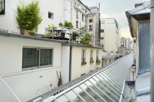 パリにあるRent a Room - Cosy studioの建物のバルコニーから通りの景色を望めます。