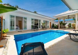 una piscina en el patio trasero de una casa en Wirason pool Villa 4 bedrooms, en Lamai