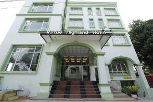 un bâtiment avec l'entrée de l'établissement hôtel Highlandland dans l'établissement Virtue Highland Hotel, à Yangon