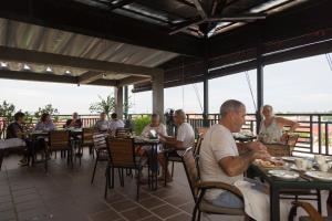 Restoran või mõni muu söögikoht majutusasutuses The Tito Suite Residence
