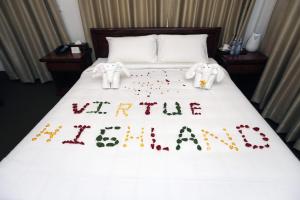 Letto o letti in una camera di Virtue Highland Hotel