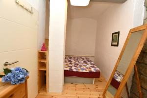 ピルナにあるHortensiensuiteのベッドと階段が備わる小さな客室です。