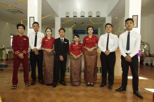 Staff di Virtue Highland Hotel