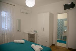 um quarto com uma cama com duas toalhas em Luna d'Arte em Mussomeli