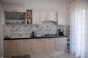 A kitchen or kitchenette at Luna d'Arte