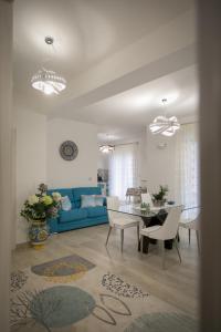 uma sala de estar com um sofá azul e uma mesa e cadeiras em Luna d'Arte em Mussomeli