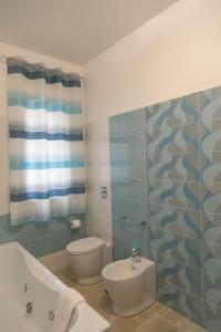 A bathroom at Luna d'Arte