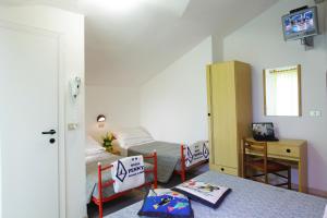 A television and/or entertainment centre at Hotel Penny